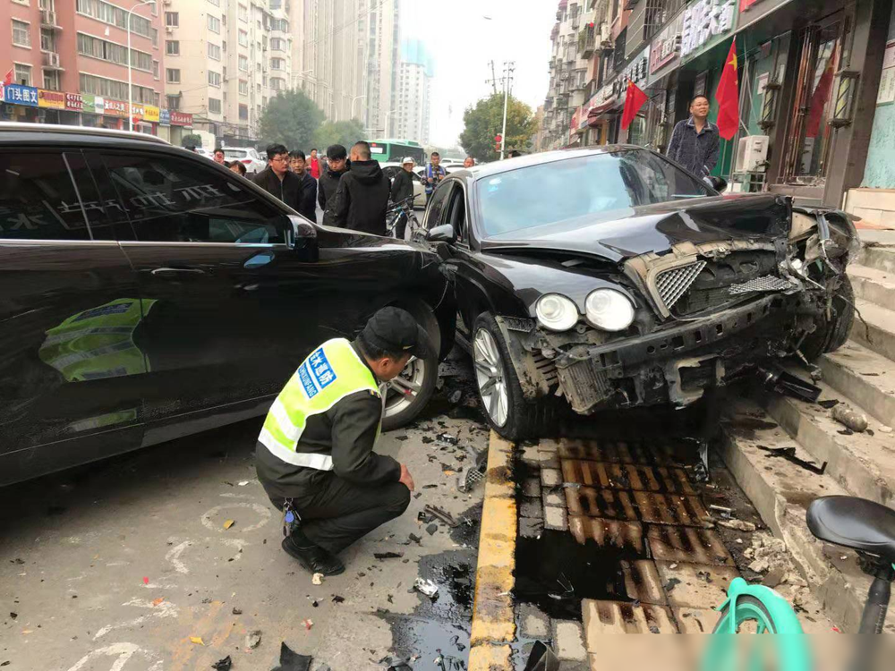 车停路边被撞，先找保险还是报警？交警：一念之差，赔偿两重天(图4)