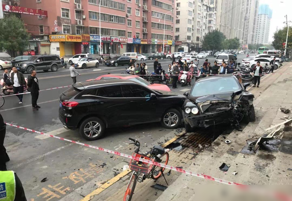 车停路边被撞，先找保险还是报警？交警：一念之差，赔偿两重天(图6)