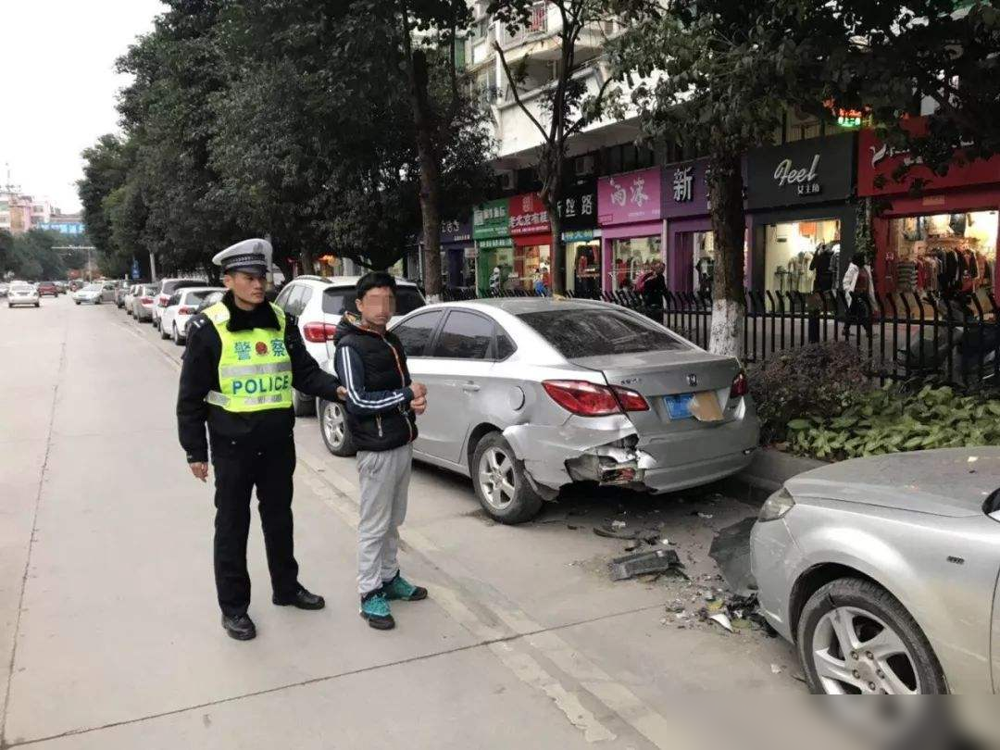 车停路边被撞，先找保险还是报警？交警：一念之差，赔偿两重天(图5)